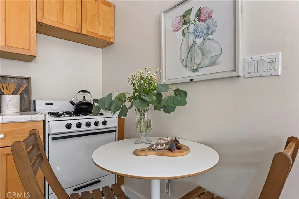 Toluca Lake, California 91602, United States, 3 Bedrooms Bedrooms, ,3 BathroomsBathrooms,Residential,Contingent,123186