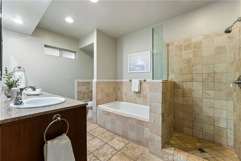 Toluca Lake, California 91602, United States, 3 Bedrooms Bedrooms, ,3 BathroomsBathrooms,Residential,Contingent,123186