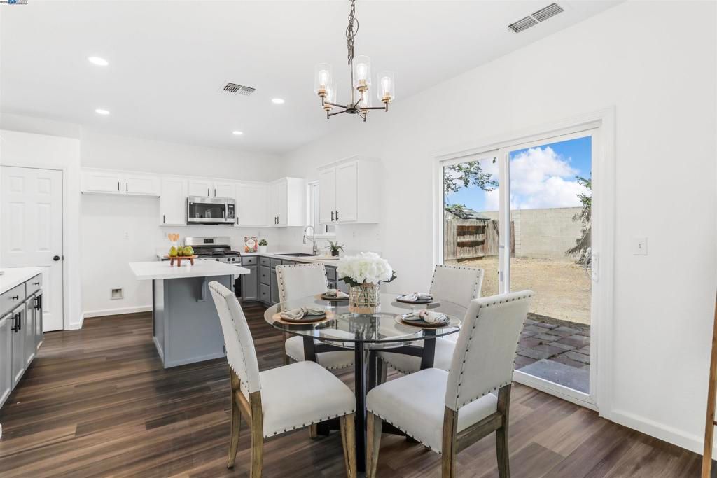 listing image 130721727415691716827