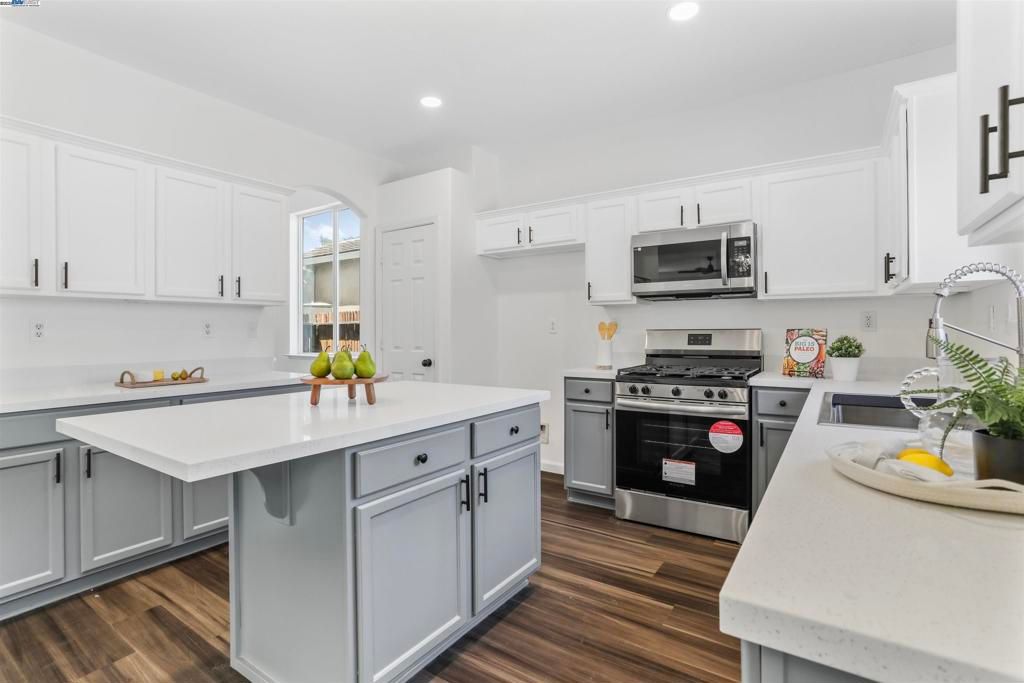 listing image 130723954628215050753