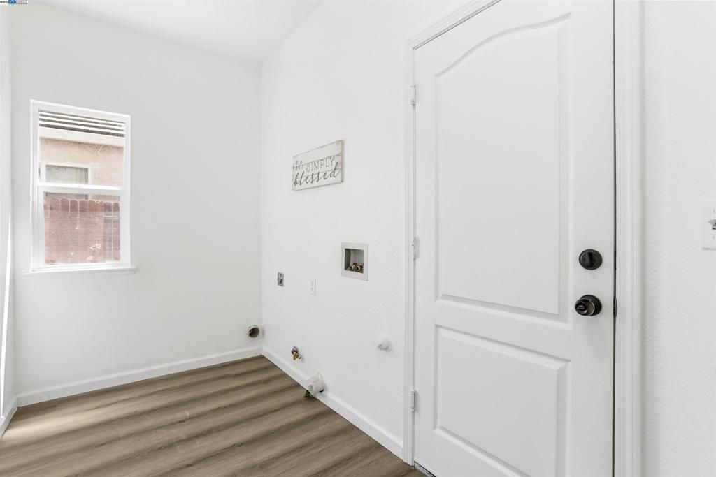 listing image 130724386807121342383