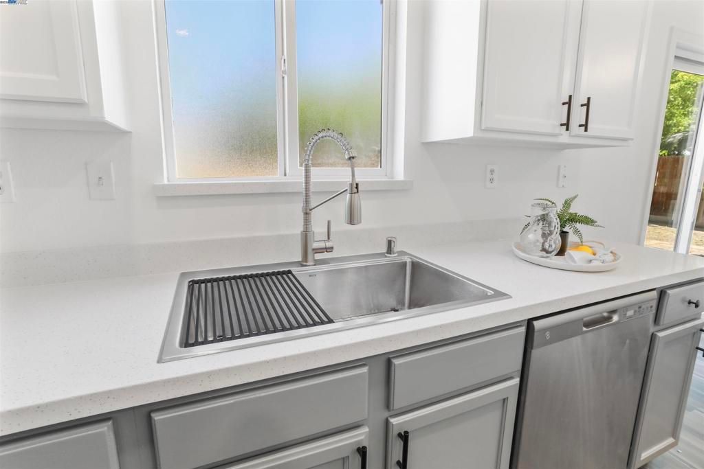 listing image 130729178230554813292