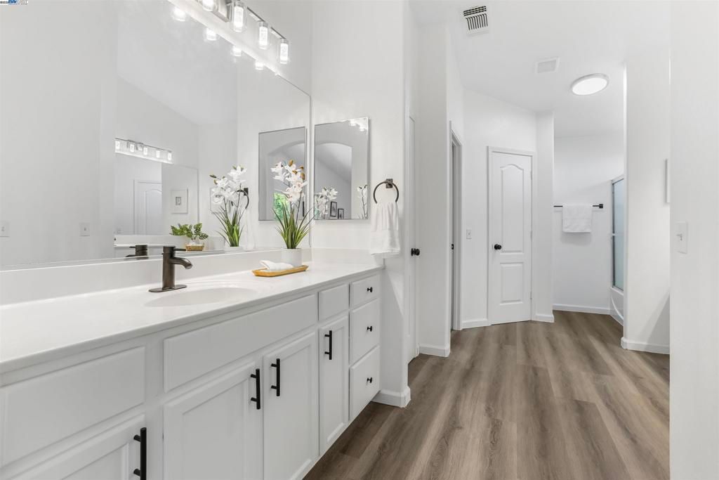listing image 130722995626310897557