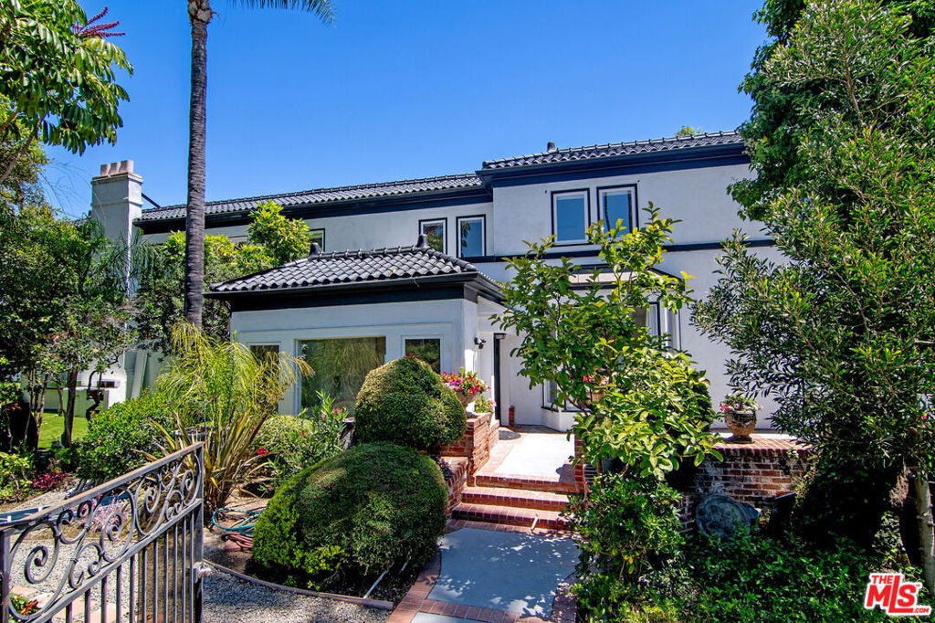 Photo of 508 N Canon Drive, Beverly Hills, CA 90210 (MLS # 26841649)