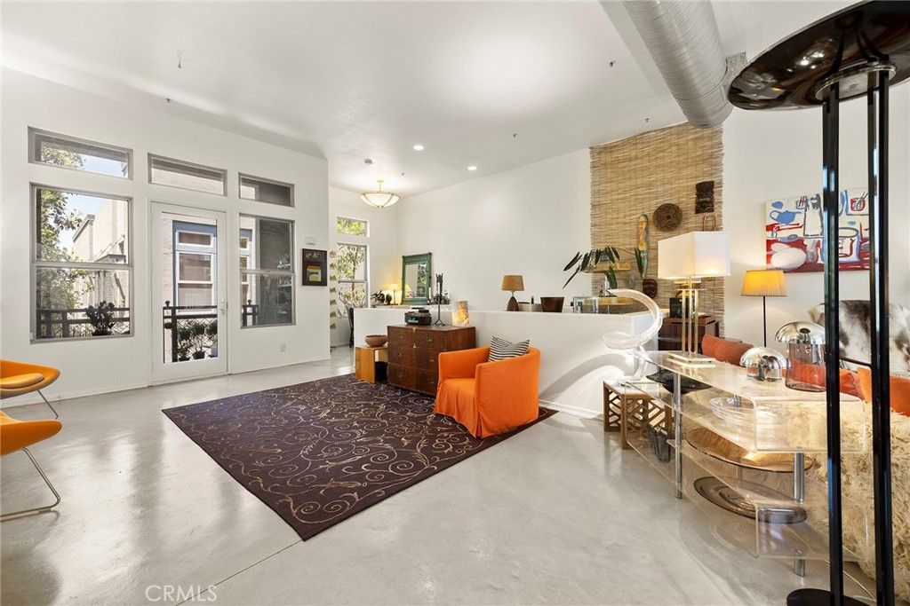 listing image 130722836201874555930