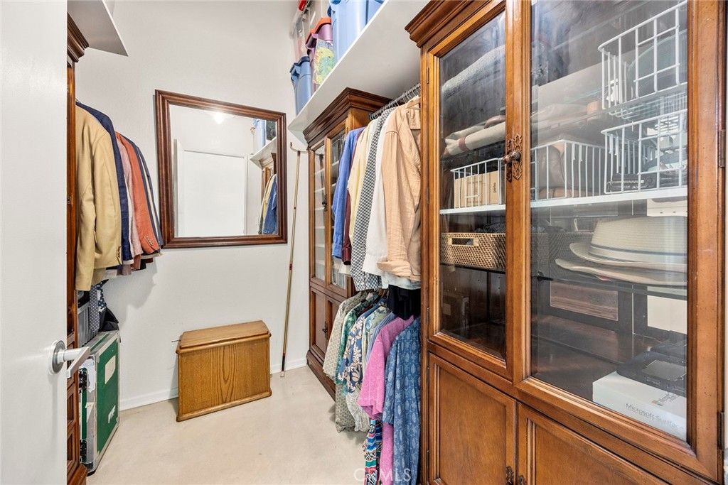 listing image 130728399409897950102