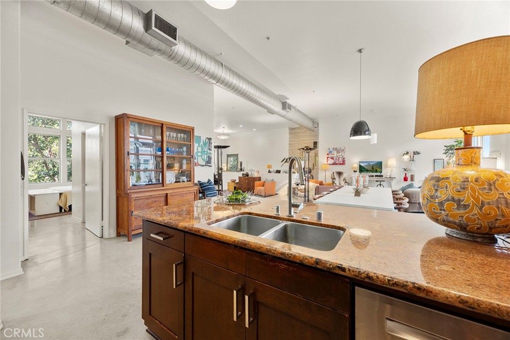 listing image 130727378848663436551
