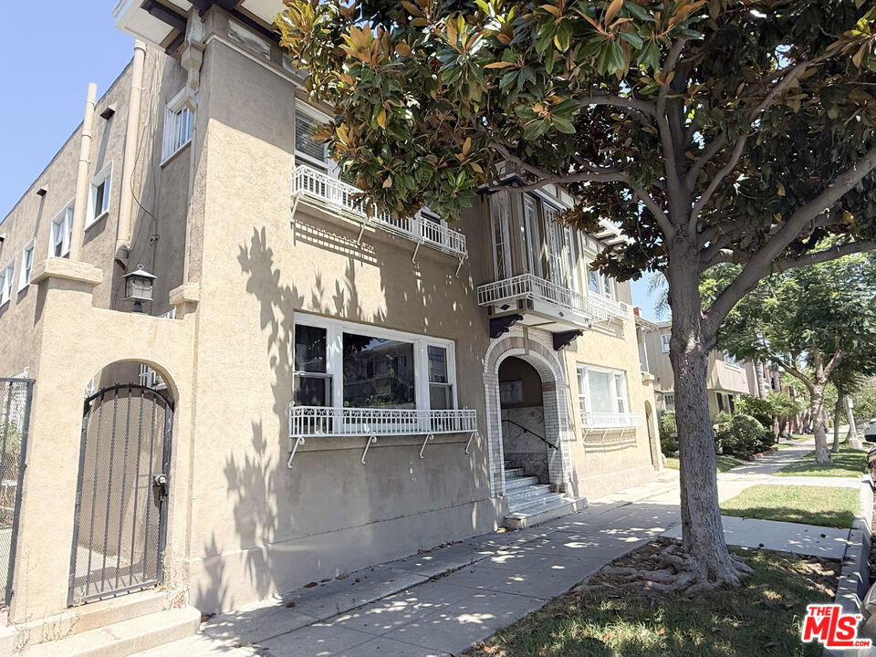 Charming studio located in the desirable Alamitos Beach neighborhood of Long Beach. This light and bright residence features vintage character, abundant natural light, and a flexible floor plan that allows for a variety of layout options. The property has been well maintained, offers generous closet space, and is in excellent condition. Conveniently situated near the shoreline, residents enjoy close proximity to The Pike, Shoreline Village, Retro Row, local parks, restaurants, shopping, and cultural attractions. This home offers a unique blend of historic charm and modern convenience in one of Long Beach's most vibrant coastal communities.