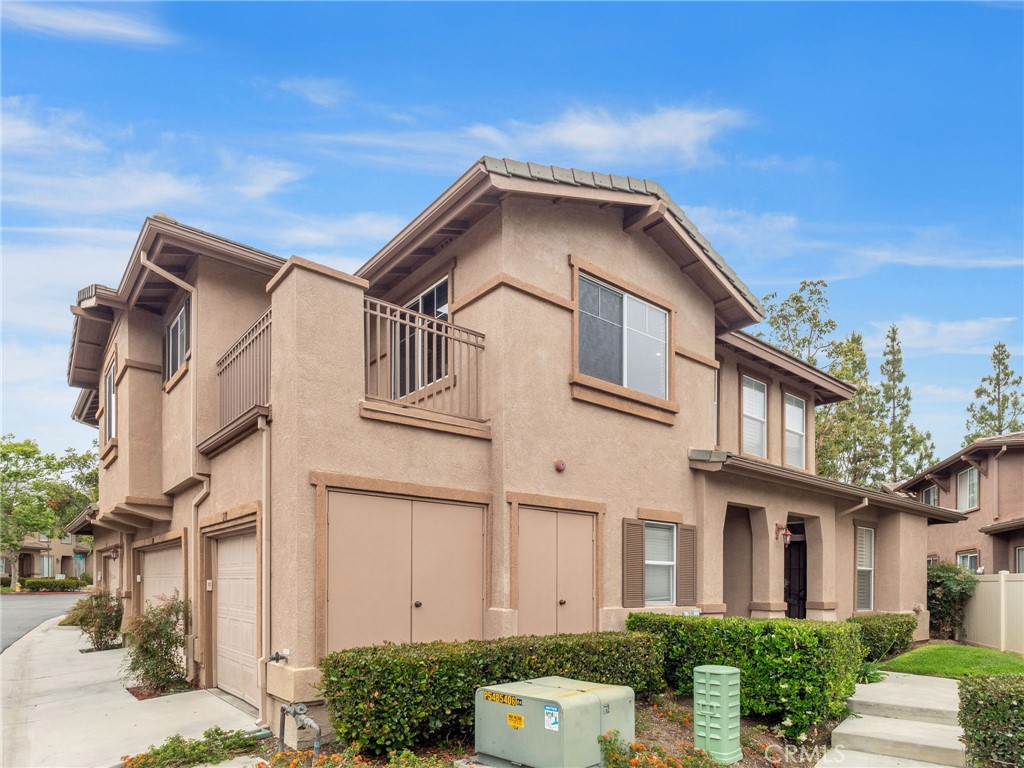 Welcome to your dream home at 278 Woodcrest Ln, Aliso Viejo, CA 92656! This beautifully maintained 2-bedroom, 2-bathroom condo offers a perfect blend of comfort and convenience, and is an ideal home for those seeking a relaxed and modern lifestyle. The Vistas community where this home is nestled into, offers resort-style amenities including a sparkling pool, relaxing spa, and a clubhouse for social gatherings. The beautifully landscaped grounds are perfect for morning jogs or evening strolls. Located in the heart of Aliso Viejo, you are just minutes away from top-rated schools, shopping centers, fine dining, and entertainment. Easy access to major freeways makes commuting a breeze.
The moment you step inside the condo, you're greeted by hardwood stairs that will take you into an open-concept floor plan space with ample natural light, creating a welcoming atmosphere. The bedrooms and bathrooms are tastefully separated from the living room and kitchen, offering privacy and comfort. Off the kitchen, you have a private corner balcony, the perfect spot for outdoor dining or simply unwinding after a long day. The home also includes a 1-car enclosed garage housing the laundry units, ample storage, furnished with an EV charging outlet as well. The unit also comes with a 1-car reserved parking space for visiting guests or residents.