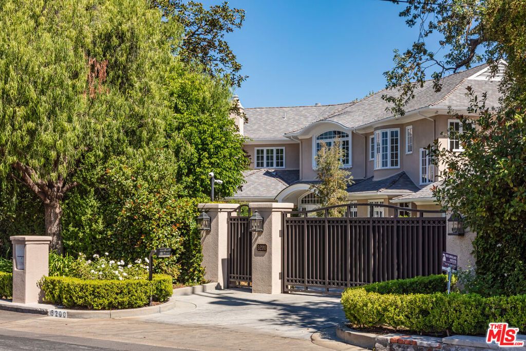 Photo of 5200 Encino Avenue, Encino, CA 91316 (MLS # 26653533)