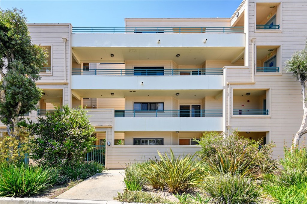 Looking for a spacious property, close to the ocean, shopping, marina & fabulous restaurants? Look no further!
This ONE LEVEL end unit condo offers 2 spacious bedrooms and 2 bathrooms.
Hardwood floors and large kitchen w/ all of the convenient appliances.
Washer & dryer are also located within the unit.
One bedroom has an en-suite bathroom while the other bedroom offers a convenient built-in desk and Murphy bed.
Plantation shutters on the double pane windows / doors plus lovely west facing patio.
Dining room furniture can be included as well as a wall mounted TV and office furniture in the second bedroom.
Condo complex amenities include, pool, spa, sauna, lockers, showers, gym and private walk-in storage for this particular unit.
2 car parking is conveniently located on the same level as this unit.
Rent includes: Water, trash, cable, gas and HOA monthly fees.