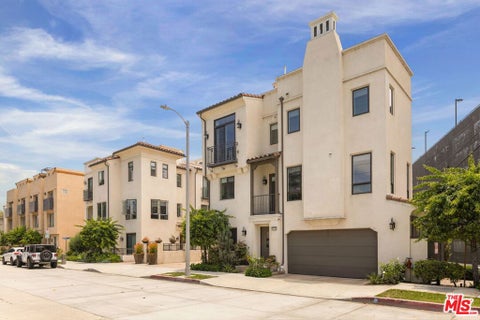 Photo of 10742 Bloomfield Street, Toluca Lake, CA 91602 (MLS # 26842589)