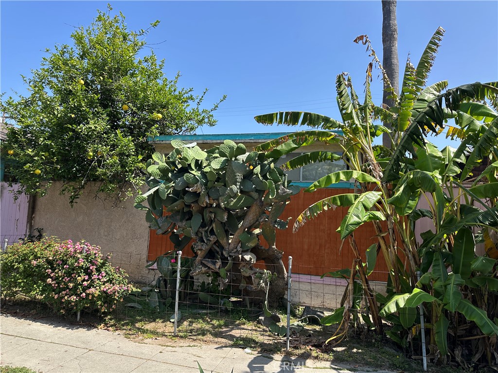 1139 Cabrillo Ave. is being sold in conjunction with 1137 Cabrillo Ave. Please refer to 1137 Cabrillo Ave. listing.
