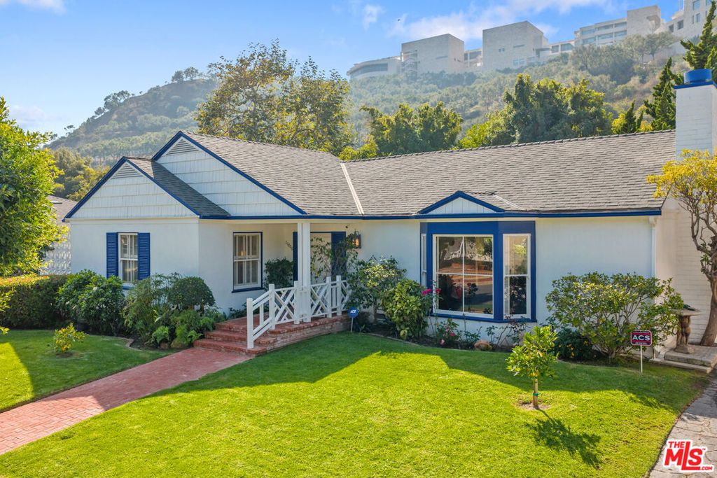 Photo of 11806 Bellagio Road, Los Angeles, CA 90049 (MLS # 25615089)