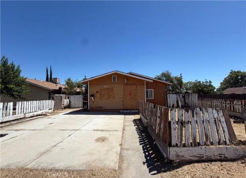 Photo of 711 S G ST, Madera, CA 93637 (MLS # MC26136682)
