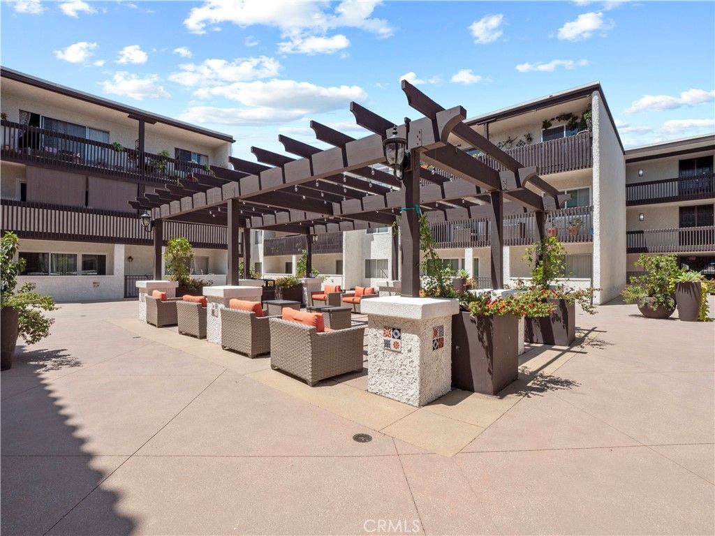 Photo of 5334 Lindley Avenue #319, Encino, CA 91316 (MLS # SR26011660)