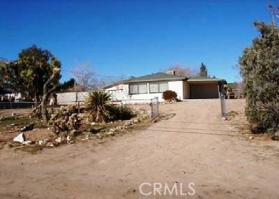 Welcome to this spacious 3-bedroom, 1.5-bath home just one block from Victor Valley College in the heart of Hesperia. Boasting 1,200 square feet of living space and sitting on a large 12,000 square foot lot, this property offers plenty of room for your family to grow and thrive. Inside, you’ll find a generous living area with a welcoming open layout, ready for your personal touch. The home will feature fresh new paint throughout, brightening every room and providing a clean slate to make it your own. While the kitchen and garage need some TLC, this is a fantastic opportunity to create the perfect culinary and storage spaces tailored to your needs. The sizable yard offers ample outdoor space for family activities, gardening, or relaxing.
Don’t miss out on this rare rental opportunity so close to Victor Valley College—ideal for families, students, or anyone looking for room to spread out. Contact us today to schedule a viewing!