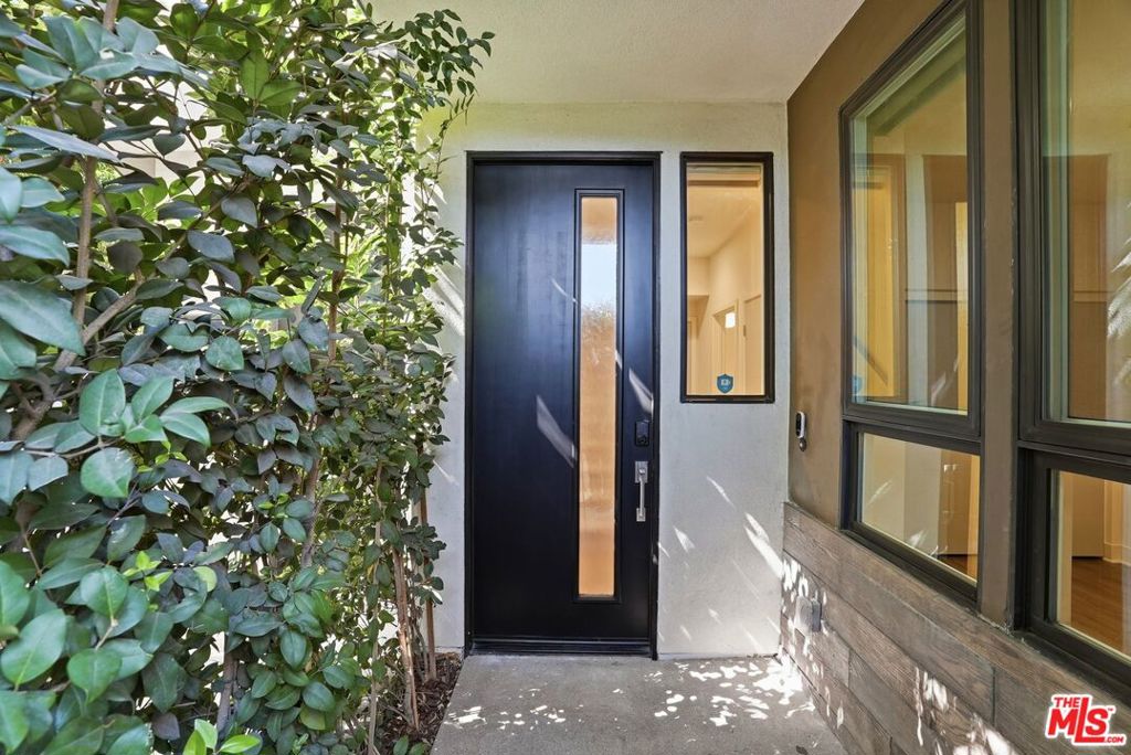 2111 N Cahuenga Boulevard 11