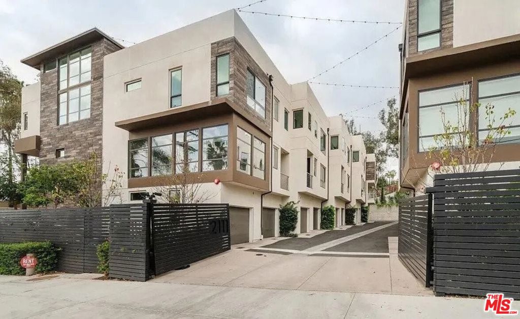 2111 N Cahuenga Boulevard 11