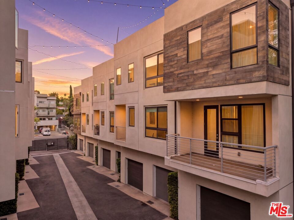 2111 N Cahuenga Boulevard 11