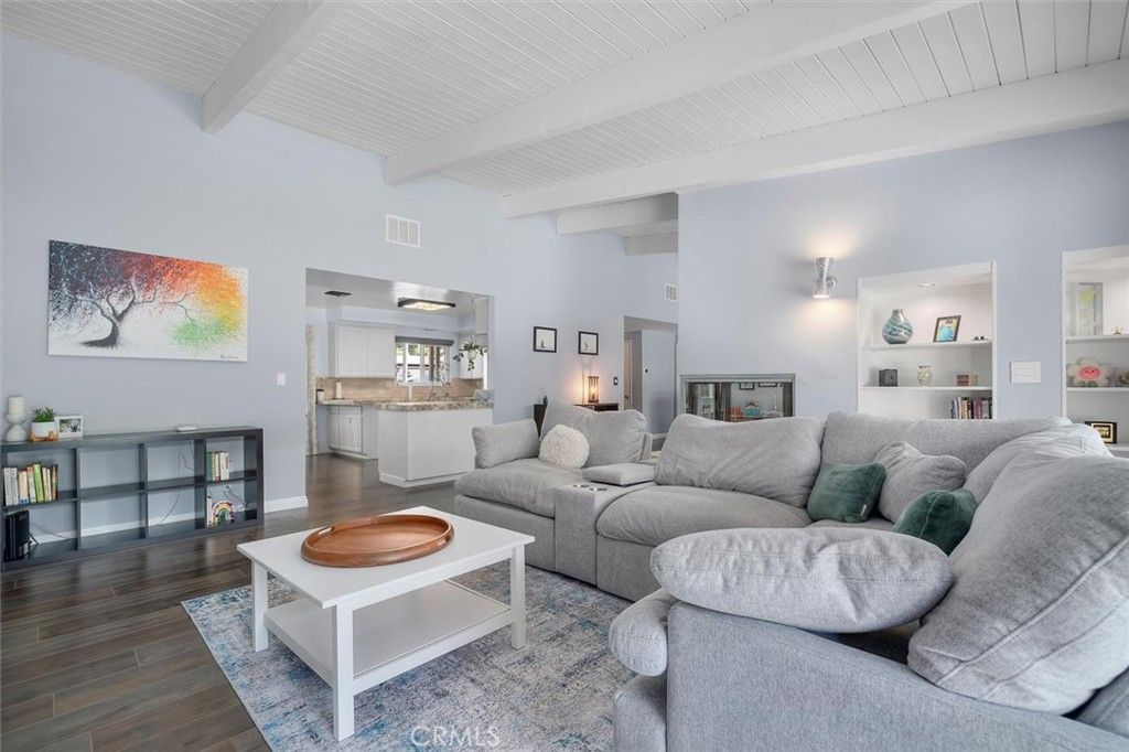 Photo of 23701 Clarendon Street, Woodland Hills, CA 91367 (MLS # SR26003769)