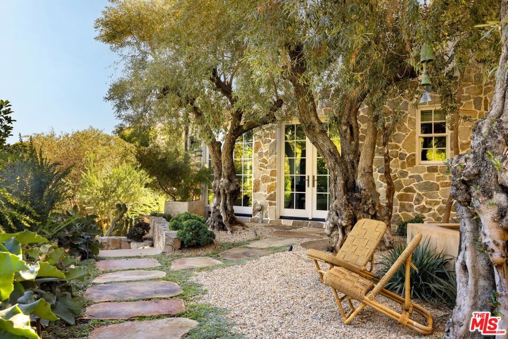 Photo of 664 Elkins Road, Los Angeles, CA 90049 (MLS # 26808931)