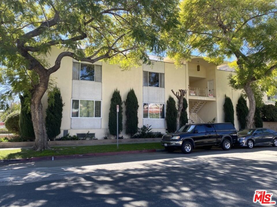 Beautiful apartment centrally located near Beverly Hills, Pico Robertson and West Hollywood. Easy commute to DTLA, Culver City, Santa Monica and Venice. Newly remodeled, with high-end stainless steel kitchen appliances, washer and dryer in-unit and gorgeous hardwood floors. Large windows let in plenty of natural light. Primary bedroom comes with en-suite bathroom. Wet bar in living room. Open-air carport with two to three parking spots.