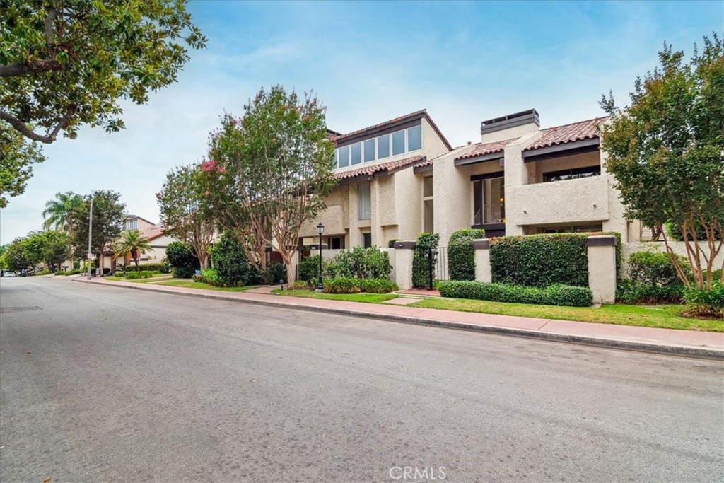 627 W Terrylynn Place