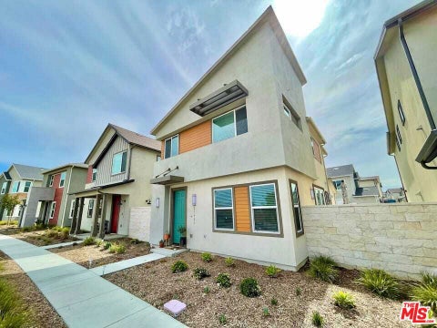 Photo of 27482 Boulderview Way, Valencia, CA 91381 (MLS # 26989675)