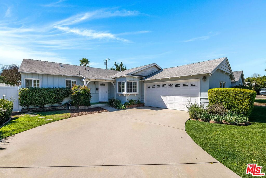 Photo of 15708 Kalisher Street, Granada Hills, CA 91344 (MLS # 26659715)