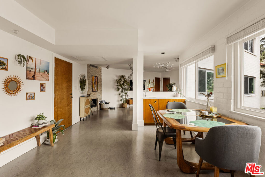 2260 N Cahuenga Boulevard 405