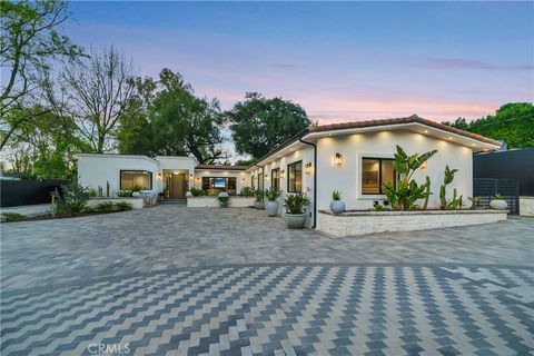 Photo of 19225 Rosita St, Tarzana, CA 91356 (MLS # SR26043739)