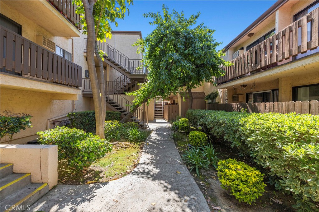 Lake Balboa/Tarzana/Encino Adjacent Condo. Welcome to this upstairs 1-bedroom, 1-bathroom condo with high ceilings filled with natural light, located in a gated community with secure lobby access. Enjoy amenities including pool, hot tub, recreation room, and tennis courts. The bright and airy layout makes the space feel open and inviting. Located minutes to Lake Balboa Park.