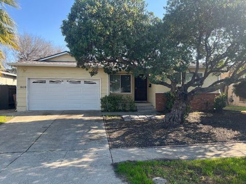 Photo of 1609 Poppy Way Way, Antioch, CA 94509 (MLS # 41123370)