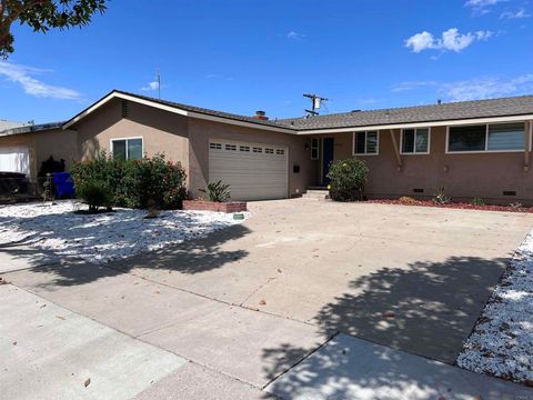 Photo of 3525 Ames St St, San Diego, CA 92111 (MLS # NDP2510094)