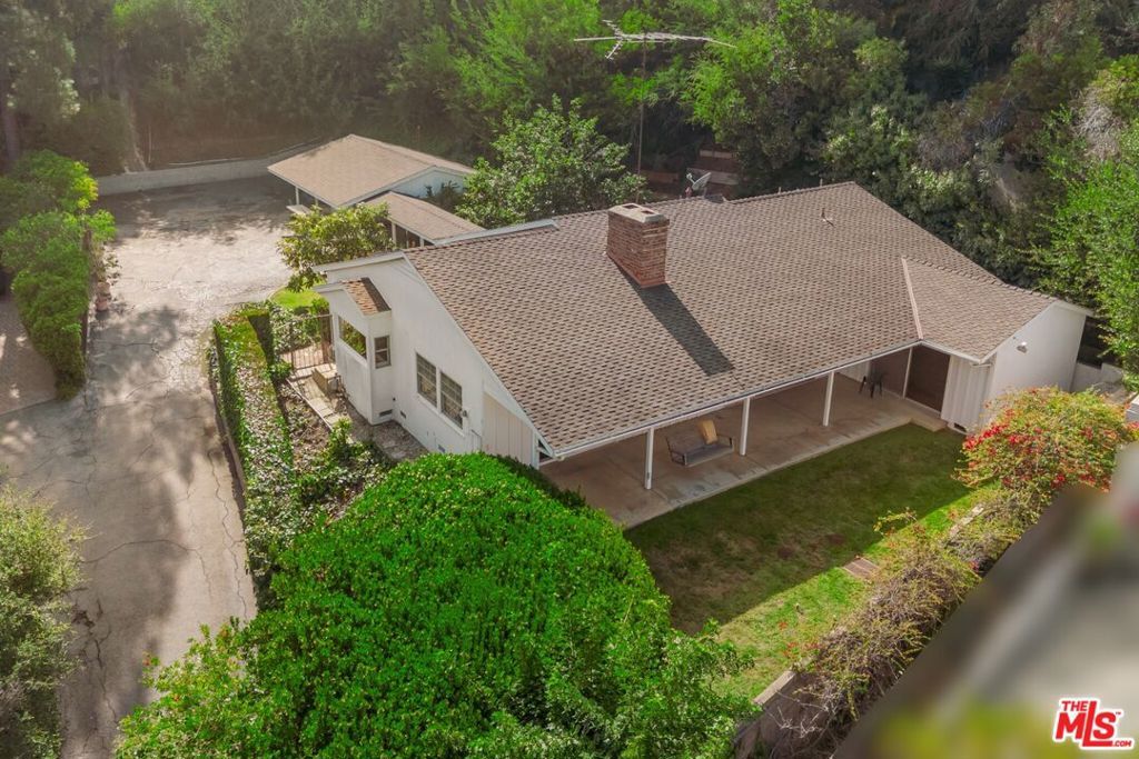 Photo of 12146 Travis Street, Los Angeles, CA 90049 (MLS # 25617935)