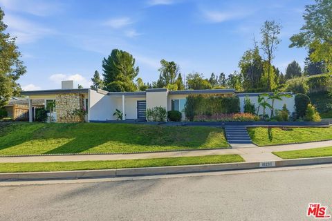 Photo of 18202 Lake Encino Drive, Encino, CA 91316 (MLS # 26645007)