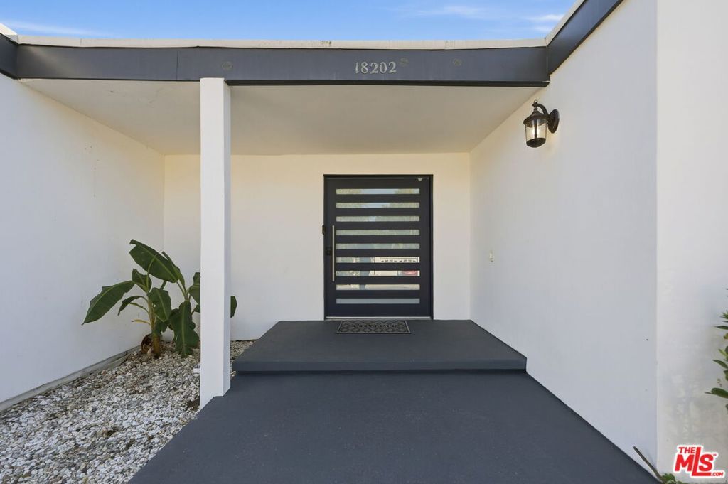 Photo of 18202 Lake Encino Drive, Encino, CA 91316 (MLS # 26645007)