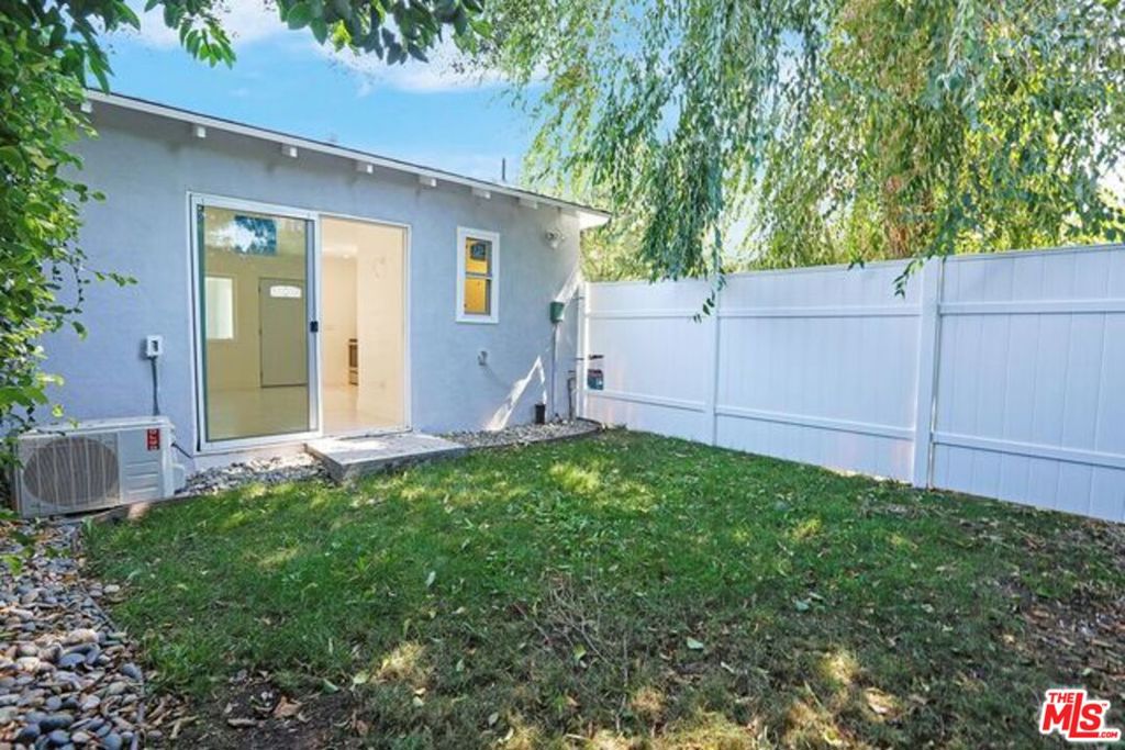 ADU with a complete separate entrance and a back yard located South of Ventura Blvd within distance to Starbucks, Whole Foods and Restaurants. Walk through the gates to your own separate entrance completely fenced out and private . Inside this luxury unit is a modern open layout with Stainless Steel Appliances . The Bathroom has beautiful vanities. There is a completely private brick (not grass as pictured) backyard to extend the living space and hang out with friends.