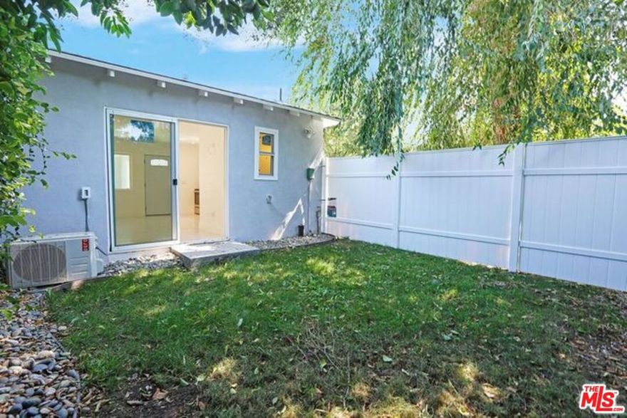 ADU with a complete separate entrance and a back yard located South of Ventura Blvd within distance to Starbucks, Whole Foods and Restaurants.  Walk through the gates to your own separate entrance completely fenced out and private . Inside this luxury unit is a modern open layout with Stainless Steel Appliances . The Bathroom has beautiful vanities. There is a completely private brick (not grass as pictured) backyard  to extend the living space and hang out with friends.