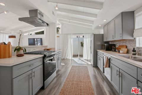 Photo of 6440 Rhea Avenue, Reseda, CA 91335 (MLS # 25621921)