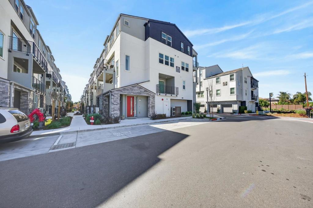 Properties 2 550 Redberry Way