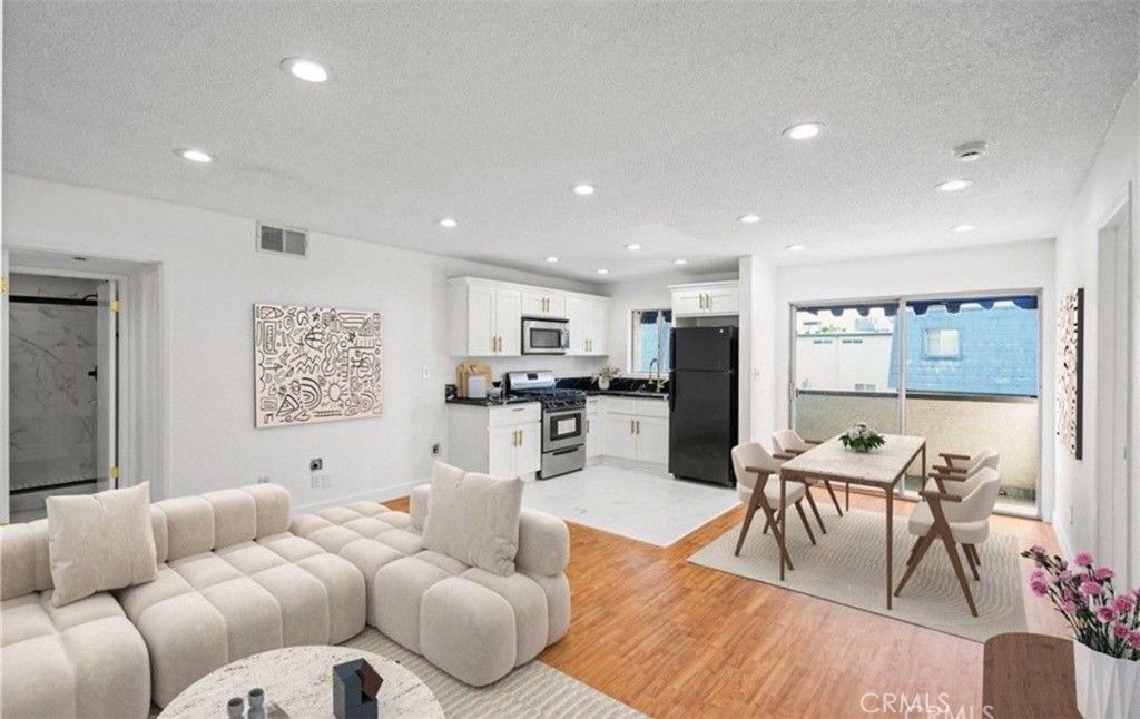 Photo of 18530 Hatteras Street #333, Tarzana, CA 91356 (MLS # SR25247956)