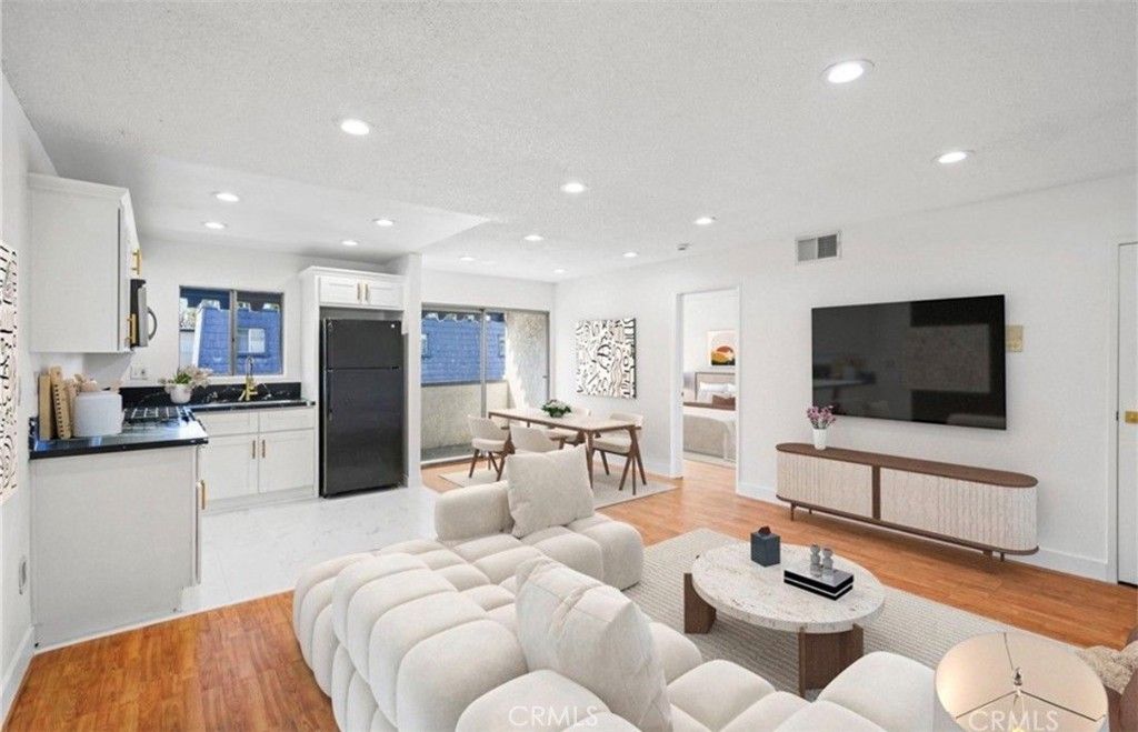 Photo of 18530 Hatteras Street #333, Tarzana, CA 91356 (MLS # SR25247956)