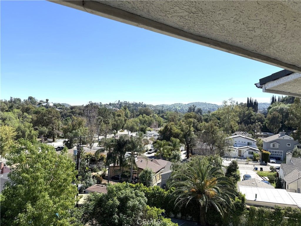 Photo of 5156 Campo Rd, Woodland Hills, CA 91364 (MLS # SR26056331)