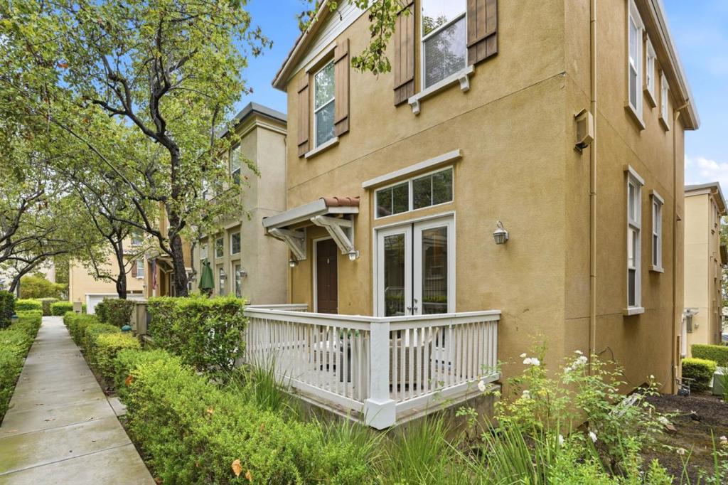 2206 Golden Crest