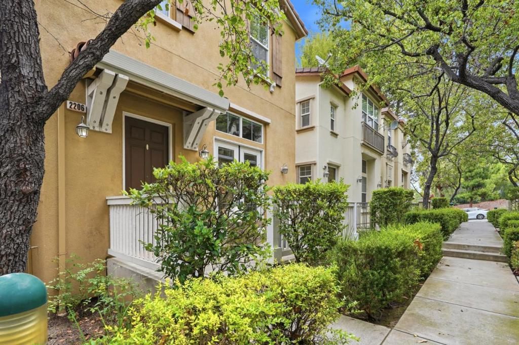 2206 Golden Crest