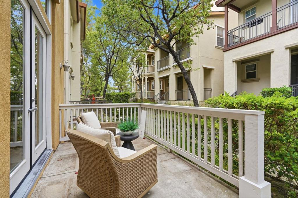 2206 Golden Crest