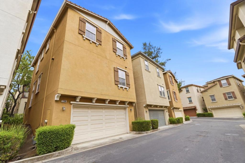 2206 Golden Crest
