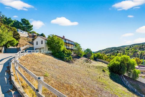 Photo of 9404 Wayside Drive, Sunland, CA 91040 (MLS # OC25229385) Photo of 9404 Wayside Drive, Sunland, CA 91040 (MLS # OC25229385)